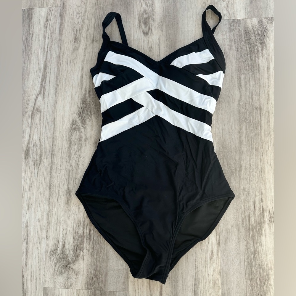 Women’s Medium Black and White Swimsuit One Piece New